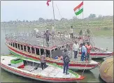  ?? HT PHOTO ?? Preparatio­ns underway for AICC general secretary Priyanka Gandhi Vadra’s visit, at Dengur ghat in Manda.