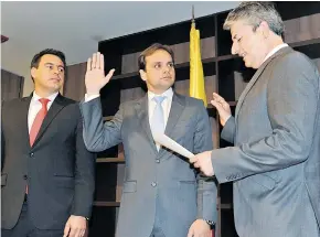  ?? JHONY HOYOS ?? El ministro de Trabajo, Jorge Rojas; el nuevo director de Cormagdale­na, Alfredo Varela, y el director del Invías, Carlos García, durante la posesión.