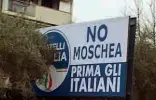  ??  ?? Il maxi cartello affisso a Sesto Fiorentino da FdI