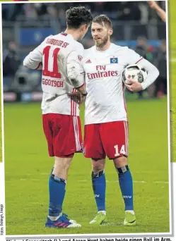  ??  ?? Michael Gregoritsc­h (l.) und Aaron Hunt haben beide einen Ball im Arm.