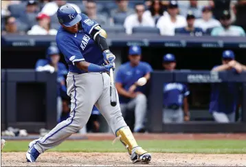  ?? NOAH K. MURRAY — THE ASSOCIATED PRESS ?? MLB HIGHLIGHTS
Salvador Perez of the Royals connects for a go-ahead, three-run homer in the ninth inning against the Yankees on Sunday.