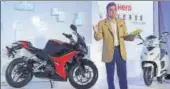  ??  ?? CMD Pawan Munjal with an indevelopm­ent 250cc bike