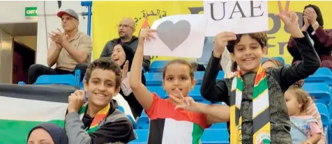  ?? ?? جمهور من مختلف الفئات العمرية يحرص على متابعة البطولة. ⬛ تصوير: أسامة أبوغانم