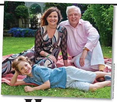  ??  ?? Feeling lucky to be alive: John Simpson with his wife Dee and son Rafe I N C I D U G O C S E C N A R F / S E R P A R E M A C : e r u t c i P