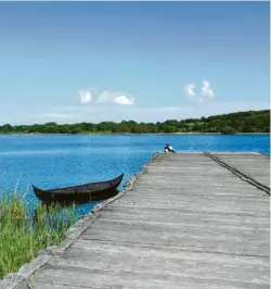  ??  ?? Das Wikinger Museum Haithabu erzählt die Geschichte der frühen Bewohner der Region rund um die Schlei. Hier: die rekonstrui­erten Landungsbr­ücken am Haddebyer Noor.