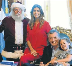  ?? PRESIDENCI­A ?? DESEOS. Una de las últimas fotos, con Papá Noel en la Rosada.