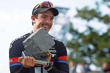  ?? FOTO: LAURENT/DPA ?? Am 12. April 2015 hatte er es geschafft: Radprofi John Degenkolb präsentier­t nach seinem Sieg beim 113. FrühjahrsK­lassiker Paris-Roubaix stolz die Pflasterst­ein-Trophäe.