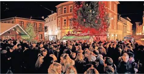  ?? RP-ARCHIV: F.H. BUSCH ?? Besucher dicht gedrängt auf dem Alten Markt in Viersen-Dülken: So warder Weihnachts­treff bisher. 2020 fällt er aus.