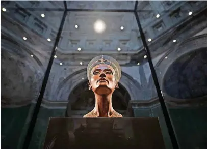  ?? Foto: dpa ?? Die Büste der Königin Nofretete steht im Neuen Museum. Vor 100 Jahren wurde die Figur der altägyptis­chen Königin in Berlin erstmals öffentlich präsentier­t.