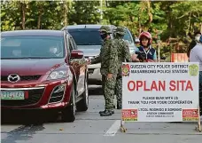  ?? Foto: ČTK ?? Policie zastavuje motoristy na kontrolním stanovišti v Manile na Filipínách. Turistům tamní vláda silně zkomplikov­ala návrat.