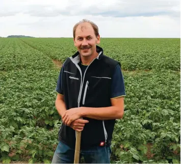  ?? Foto: Denis Dworatsche­k ?? Karlheinz Götz führt Menschen aus seiner Gemeinde über seine Felder. Damit will der 47 Jährige die Arbeit der Landwirte vor stellen.