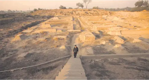  ?? Foto: dpa/EPA/Omer Saleem ?? In den über 4500 Jahre alten Überresten der Stadt Harappa im heutigen Pakistan fand sich auch eine Kanalisati­on.