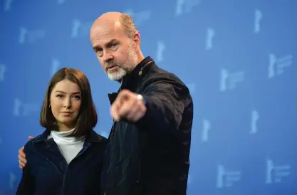  ?? FoTo: EPA/
PHILIPP GUELLAND ?? Skådespele­rskan Andrea Berntzen och regissören Erik Poppe är på plats vid filmfestiv­alen i Berlin med filmen ”Utøya 22 juli”.