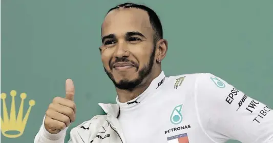  ?? BILD: SN/AP ?? Lewis Hamilton wollte auf Platz vier den Rennabbruc­h wegen umständlic­her Fahrzeugbe­rgung und feierte später den Sieg.