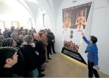  ?? ?? La catedrátic­a Eloísa Ramírez explica la exposición en la sala de las Ruinas de San Pedro.