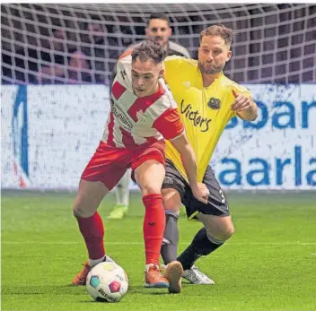  ?? FOTO: WIECK ?? Eine seiner letzten Aktionen im Trikot des 1. FC Saarbrücke­n II: Achmed Tahar (rechts) attackiert im Masters-Finale Fabian Scheffer vom FV Diefflen. Tahar wird Spielertra­iner des FC Kandil Saarbrücke­n.