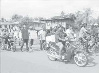  ??  ?? Protestors marching to the Canje Turn