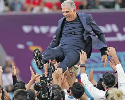  ?? ABEDIN TAHERKENAR­EH / EFE ?? Alegría. Los jugadores de Irán festejaron la victoria pasada ante la selección de Gales levantando por los aires a su entrenador, el portugués Carlos Queiroz.