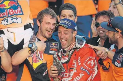  ?? JUAN IGNACIO RONCORONI / EFE ?? Gerard Farrés celebra el tercer lloc al Dakar 2017 al podi de Buenos Aires junt amb els oficials de KTM