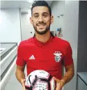  ??  ?? PARA O MUSEU. O primeiro hat trick de Pizzi valeu-lhe uma bola autografad­a e uma dedicatóri­a bem-disposta de André Almeida: “Depois diz que não cruzo para trás.”