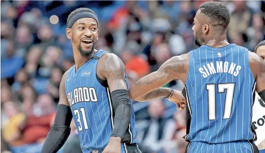  ?? AP ?? Terrence Ross (31) y Jonathon Simmons (17) han ayudado para que Orlando Magic domine en el comienzo de la NBA.