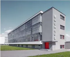  ??  ?? Edificio de la Bauhaus en Dessau (izq.), Casas de los Maestros en Dessau (arriba) y detalle de un edificio en Fráncfort.
