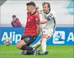  ??  ?? Kane remata a puerta ante un jugador albanés.