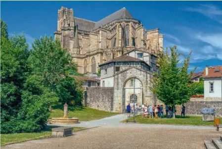  ??  ?? La cathédrale gothique Saint-étienne
(xiiie siècle, achevée au
xixe siècle), et la chapelle de la Règle
(xixe siècle), de style gothique rayonnant, sont entourées des 5 hectares des jardins de l’évêché, comprenant un jardin à la française, un jardin public classique et un jardin botanique. Le pont Saint-étienne, au-dessous de la muraille de la cité fut achevé en 1203. Le quartier historique de la Cité abrite aussi l’ancien évêché (xviiie siècle), reconverti en musée municipal des Beaux-arts depuis 1912.