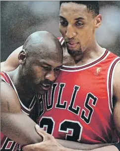  ?? FOTO: CHICAGO TRIBUNE ?? Michael Jordan, junto a Scottie Pippen, celebrando un título