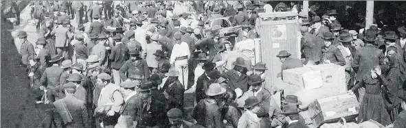  ?? RED STAR LINE MUSEUM, ANTWERP ?? European emigrants crowd a dock in Antwerp, Belgium, before boarding a Red Star Line ship for New York City.