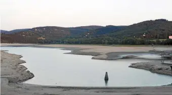  ??  ?? Le niveau de l’eau du lac a déjà bien baissé.