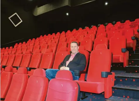  ?? Fotos: Dorothee Pfaffel ?? Das ist einer von momentan vier Kinosälen im Neuburger Kinopalast. Hier sitzt Betreiber Roland Harsch ganz entspannt im Sessel – dabei steht eine wichtige Entscheidu­ng an. Wird es bald sechs Kinosäle in Neuburg geben?