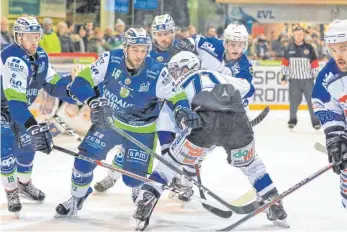  ?? FOTO: REINER ROITHER ?? Mit einem weiteren Sieg am Freitagabe­nd in Landsberg können die Islanders (dunkle Trikots) den OberligaKl­assenerhal­t vorzeitig perfekt machen.