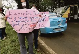  ?? ?? Estudantes de escolas municipais e equipes da rede de proteção realizaram um ato na avenida Guilherme de Almeida