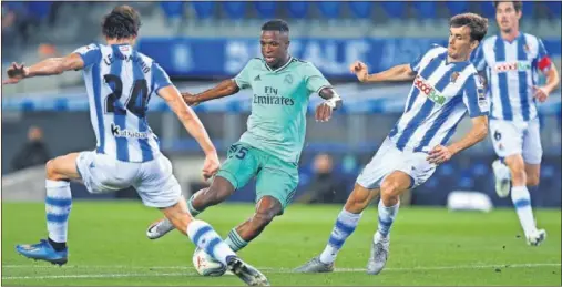  ??  ?? Vinicius, entre Le Normand y Diego Llorente, en uno de sus muchos desbordes del domingo frente a la Real Sociedad en Anoeta.