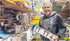  ?? FOTO: MARCUS FEY ?? Marc Thurnherr betreibt in Tettnang eine Kennzeiche­n-Druckerei. Er sagt, viele Kunden hätten ihn bereits nach TT-Kennzeiche­n gefragt. Diesen Wunsch wird er auch in Zukunft ablehnen müssen.