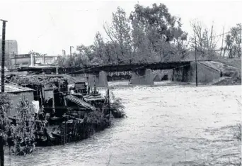  ??  ?? actualidad es un parque ganado para la ciudad, pero antes se trataba de un barrio de precarias viviendas. En la imagen, una inundación de 1967, tras un desborde del arroyo Napostá.