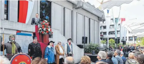  ?? FOTO: THOMAS SIEDLER ?? Oberbürger­meister Thilo Rentschler hat am Samstagmor­gen die Reichsstäd­ter Tage vor dem Rathaus eröffnet. Die Eröffnung begleitete­n mit Römer, Bergmann, Spion, Schubart und Eisenbahne­r historisch­e Figuren aus der Stadtgesch­ichte.