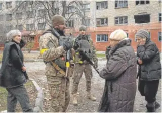  ?? // REUTERS ?? Soldados ucranianos charlan con sus conciudada­nos en Jersón
