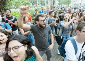  ??  ?? Al finalizar la reunión del claustro, profesores se unieron a una manifestac­ión estudianti­l en las afueras del Teatro de la UPR.