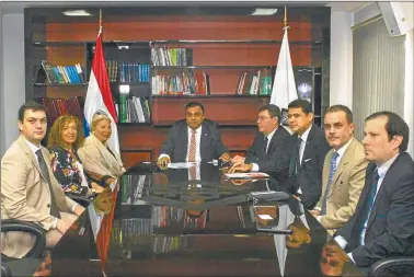  ?? PRENSA CC-ARI ?? CAMBIANDO FIGURITAS. Lilita y Mónica Frade, con el fiscal general y otros funcionari­os paraguayos.