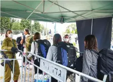  ?? (Flash90) ?? DRAFTEES ARRIVE at the IDF recruitmen­t center at Tel Hashomer near Tel Aviv.