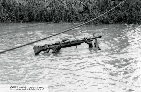  ??  ?? AVANCE de un soldado en el delta del Mekong, 1968. En la apertura del artículo, heridos en Hué.