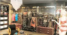  ??  ?? La tienda Agent Provocateu­r ubica en el segundo nivel, cerca de Saks, y aún tiene toda la mercancía adentro.