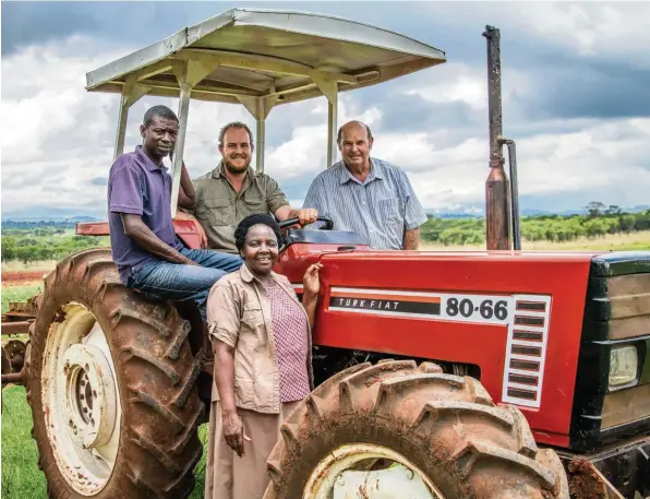  ?? Foto: Christian Putsch ?? Ziemlich ungewöhnli­che Verbindung auf einer Farm in Afrika: (von links nach rechts) Arthur Muparanga, Ian Wakefield, Jennipher Muparanga und Dave Wakefield.
