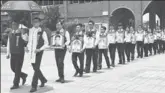  ?? XU DONGDONG / CHINA NEWS SERVICE ?? The framed photos of 26 people who died in a tour bus fire in Taiwan on July 19 are escorted to a memorial hall in Taoyuan city on Monday.