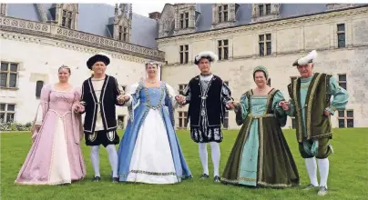  ?? FOTOS: BERND KREGEL ?? Auf Schloss Amboise erinnern Menschen in höfischen Gewändern an die Zeit von König Franz I., der dort aufwuchs.