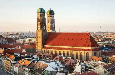  ?? Foto: dpa/Marc Müller ?? Der Hauptsitz des reichsten Bistums in Deutschlan­d: die Frauenkirc­he in München