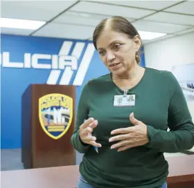  ??  ?? La teniente Ana Rosario dijo que la Polícía se cuestiona la teoría de que a Quijano Bonilla se le “zafó” el disparo que le causó la muerte a su hija.