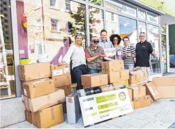  ?? FOTO: MARK HILDEBRAND­T ?? So sehen 3500 Brillen aus. Über die Spende freuen sich (von links) Tanja Empen, Johannes Klein, Sven Empen, Natascha Wöll sowie Elisabeth und Eberhard Rapel.